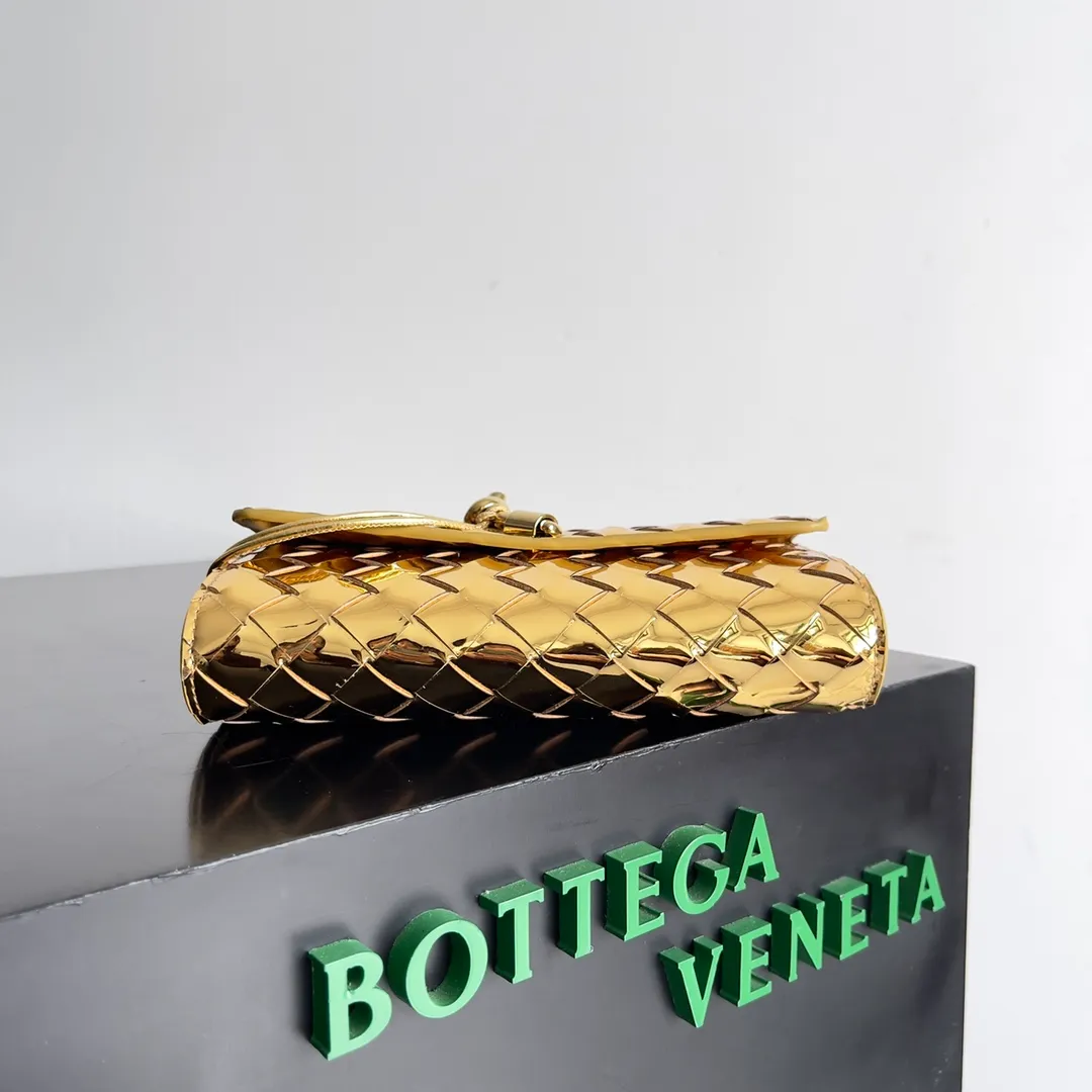 Batch 1160 BV Andiamo clutch wallet is super high-end🤎🤎How come the long clutch bag is so exquisite~ The braided style bag surface paired with all-copper hardware is really warm and high-end. The bag body is super light and can be grabbed easily! It can store a lot of small items and large mobile phones ~ very practical for daily use. Style number: 741504 Size: 19*11.5*3